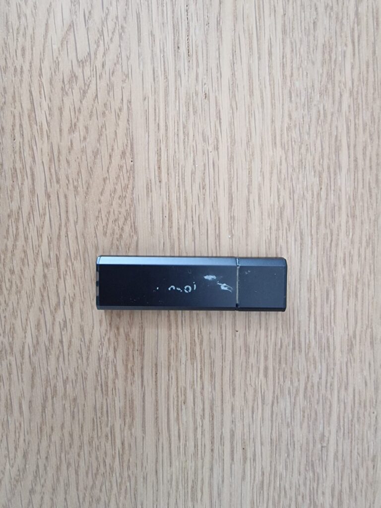 Beschädigter USB-Stick mit Kratzspuren, idealer Kandidat für eine professionelle Datenrettung.